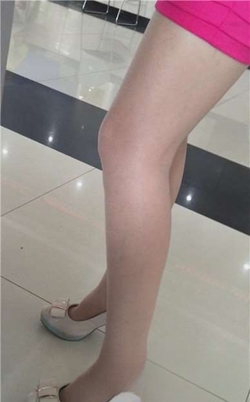 街拍美腿高跟鞋包臀裙性感美女。