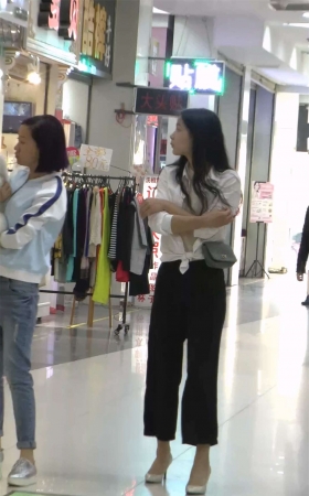 鞋店漂亮的美眉试鞋