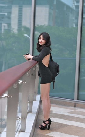 性感黑色短裙甜美清纯小姐姐 【套图+视频】 [9P]