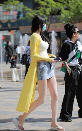 热裤靓妹
