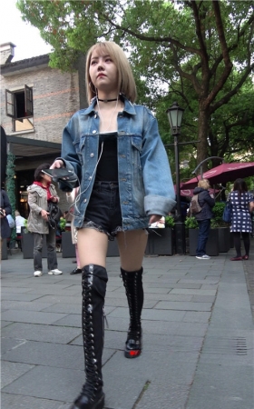吸烟的黄色短发高靴小姐姐
