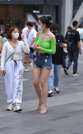 绿衣热裤高跟
