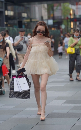 大墨镜美女 [21P]