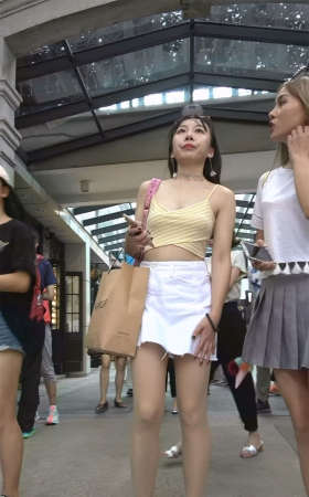 黄色吊带衫白色短裙美女