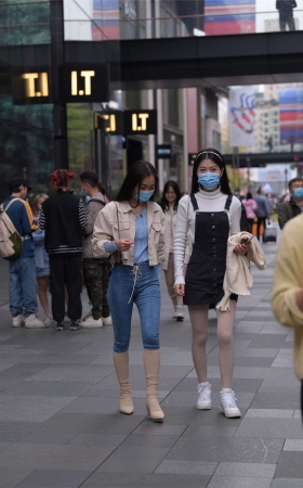 视觉冲击街拍作品 – 身材不错的紧牛小姐姐