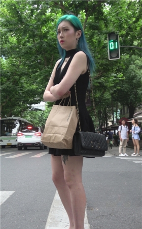 染了头发的黑色连衣裙美女