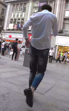 地铁站跟拍黑色超短裙高跟美腿长发妹子