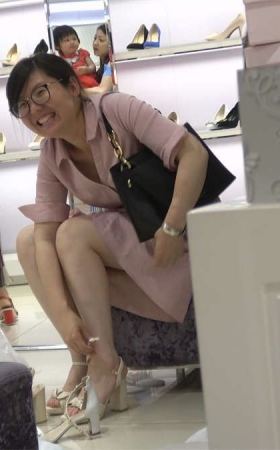 鞋店试鞋子的气质少妇