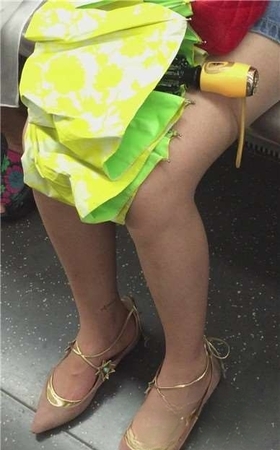 精美玉足红唇美眉，高跟鞋很漂亮。