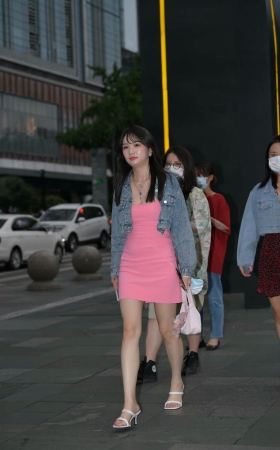 街拍粉色裙凉高玉足美女小姐姐 [21P]