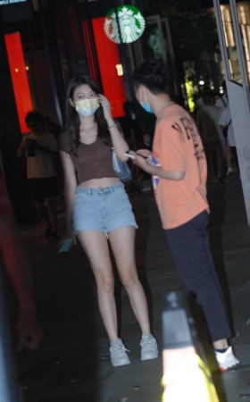 独自来旅游的热裤女孩  气质温婉 清新甜美
