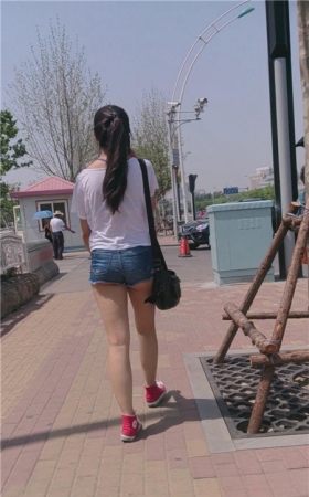 热裤裸腿小月牙妹子