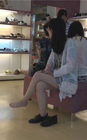 街拍透明肉丝袜眼镜妹试凉鞋 [134 MB/wmv]