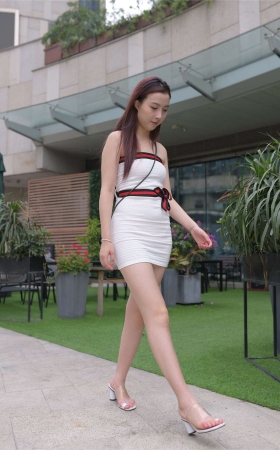 一始街拍作品 – 抹胸白裙