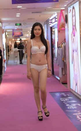一个女人，穿内衣是最美的时刻 [15P]