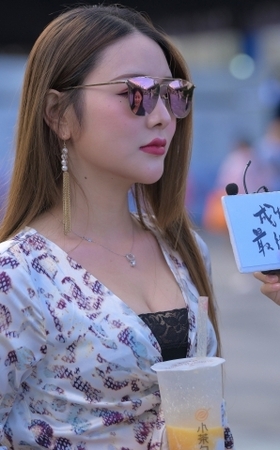 被采访de迷人小姐姐