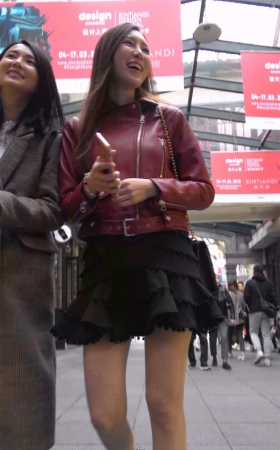 红色外套丝袜美腿短裙美女