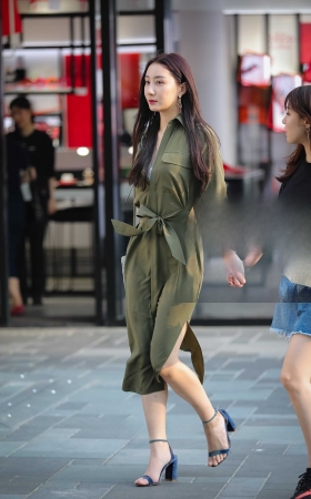 端庄又不失优雅的漂亮小姐姐 [16P]
