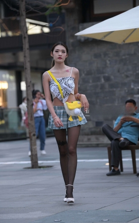 嘿丝大长腿高跟美眉【菲菲】 [23P]