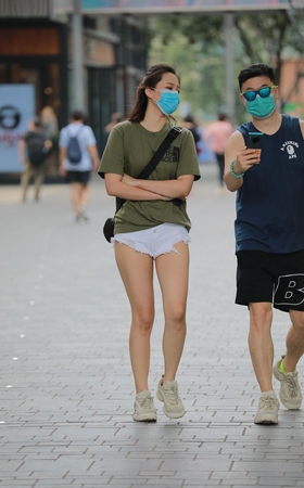 戴着口罩的漂亮小姐姐