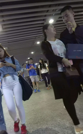 红色运动鞋街拍紧身白裤美臀漂亮美女小姐姐