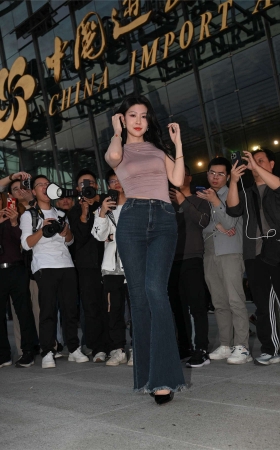 丰腴柔情紧身牛仔裤