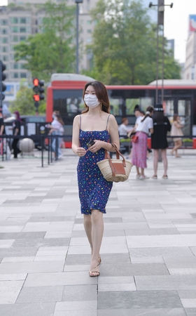 夏日性感吊带裙小姐姐