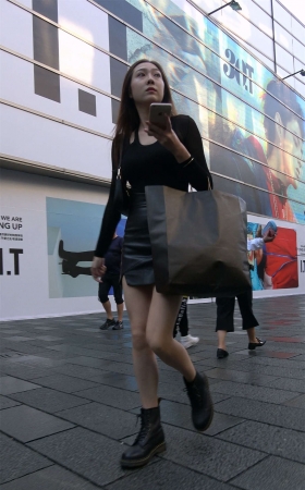 黑色系皮短裙美女