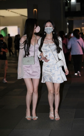 裙装美腿白皙姐妹 [18P]