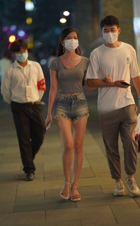 街拍热裤长腿女友 [16P]