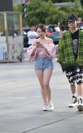 街拍秀气的热裤小姐姐 [25P]