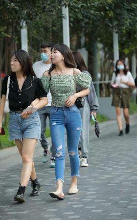 街拍紧牛美眉与闺蜜 [19P]