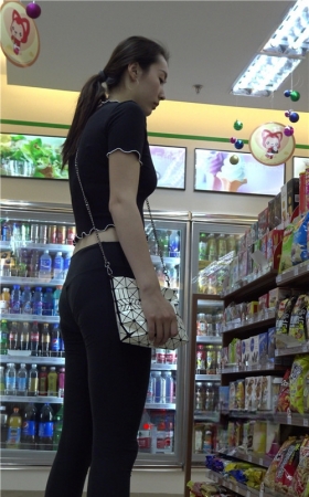 黑色紧身裤露腰长腿美女