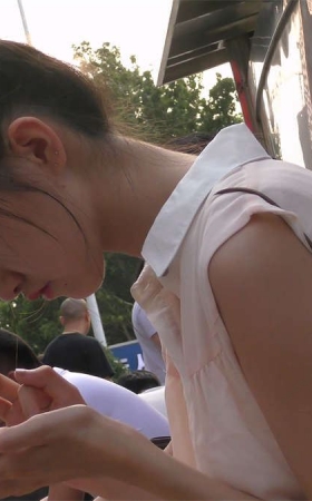 坐在椅子上休息的美女
