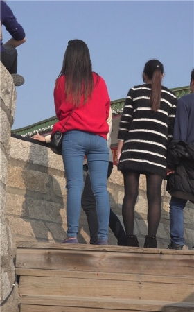 红衣牛仔裤妹子