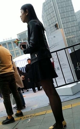 4k超清，气质短裙黑丝长腿美女在街头等密友逛街