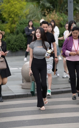 街拍丰满黑色长裤美女 [26P]