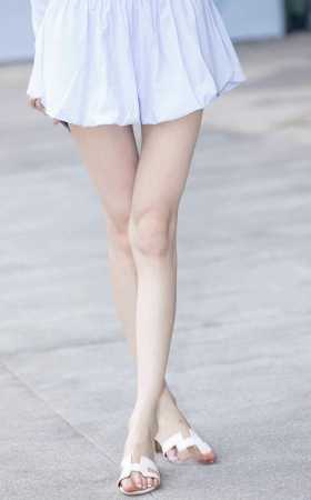LB474-82P成都车展-百万网红小雪花（SNH48刘晨雪）的纤细美腿 9P