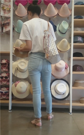 挑选帽子的牛仔妹子