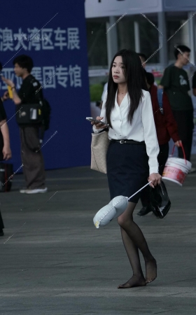 赤脚的黑丝美眉 [19P]