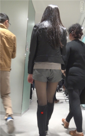 漂亮的高靴黑丝美女