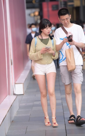 清秀热裤大白腿女友~ [18P]