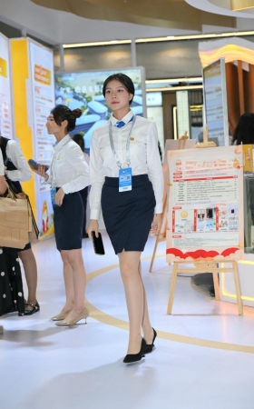 白衬衫通勤装的银行小姐姐 [18P]