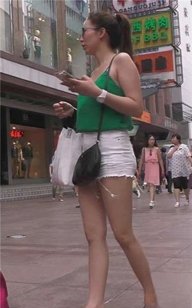 街拍遇见泰迪就激动的性感热裤美女 [3.14 GB]