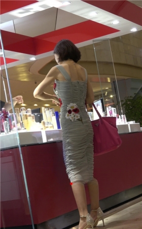 薄纱长裙短发美女
