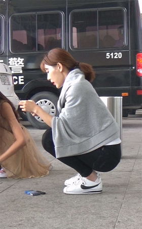 玩手机的模特靓女