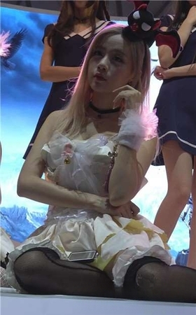 甜美萝莉白色公主裙小清新萌妹子。