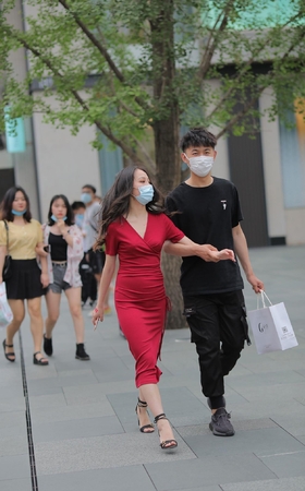 修身红裙展现女人味