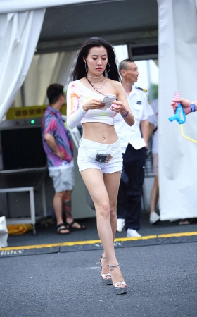Mark街拍作品 – 白热裤长腿美女