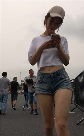 青春气息牛仔热裤白T恤街拍美女小姐姐 [801 MB]